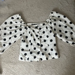 Gullig topp - Säljer min jättegulliga topp som passar perfekt nu till sommaren. Det blev lite för liten för mig så därav säljer jag den.🫶🏻