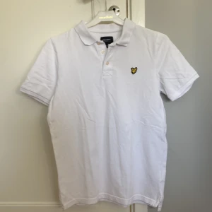 Lyle & Scott piké vit - Tja! Säljer denna vita Lyle & Scott pikén i färgen vit och använd ett väldigt fåtal gånger. Skicket är 10/10 storleken 12-13 år/XS och priset är 179 KR. Hör av dig vid minsta fundering och priset kan diskuteras vid snabb affär.