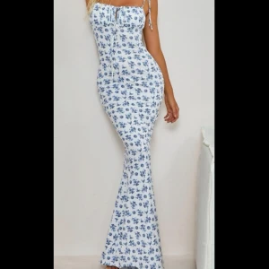 lång klänning  - använd 2-3 gånger, som ny. 