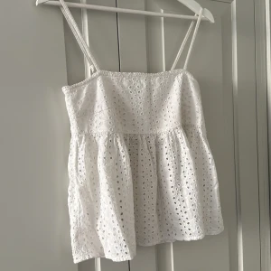 Vit topp med volang - En supersöt vit topp i ”peplum” stil med en broderad design … perfekt till sommaren!! 💕💕 