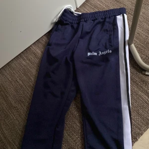 Palm angels byxor - Palm angels byxor storlek S om du vill ha fler bilder eller undrar något är det bara att fråga kan sänka vid snabb affär 