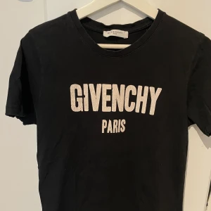 Givenchy T-shirt  - T-shirt från Givenchy o bra skick