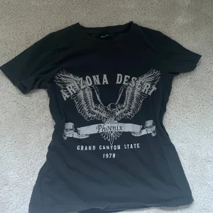 Cool tshirt - Gammal tshirt från gina tricot som inte säljs längre. Bra skick knappast användt Säljer för den inte kommer till användning. Strl xxs men passar mig som xs-s