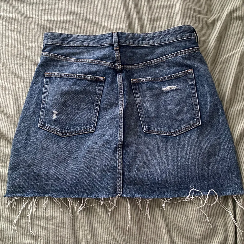 Jeans kjol strl 42 från H&M Den är för liten så jag kan inte visa den på.. Kjolar.