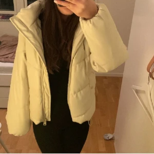 Vit jacka  - Älskade jackan som inte passar mig längre. Mycket bra skick 