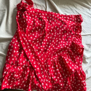 Söt omlott sommarkjol - Gullig sommarkjol från Only. Omlott men det var lite svårt att se på bild💕  Knappt använd då den inte passar min stil! Strl M och den har resår i midjan. 50kr och köparen står för frakten💕