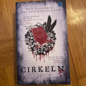 Cirkeln Mats Strandberg & Sara Bergmark Elfgren - Cirkeln Mats Strandberg & Sara Bergmark Elfgren pocket. Använt lite slitet skick. 