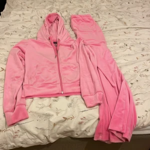 Gina tricot mjukisdress  - Använda typ 4 gånger. Fint skick på båda delarna . 