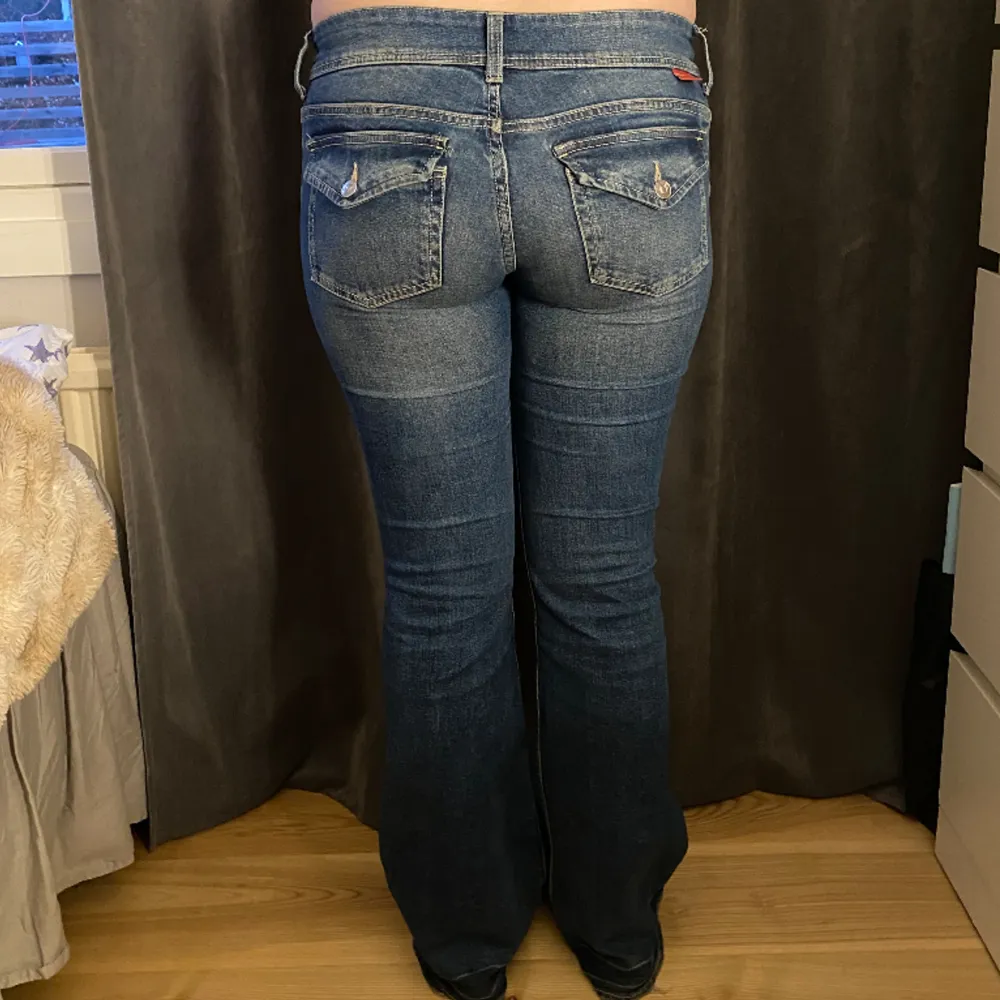 Blåa jeans i storlek 38 (midja 39 rakt över, innerbenslängd 84) dom är i bra skick. . Jeans & Byxor.