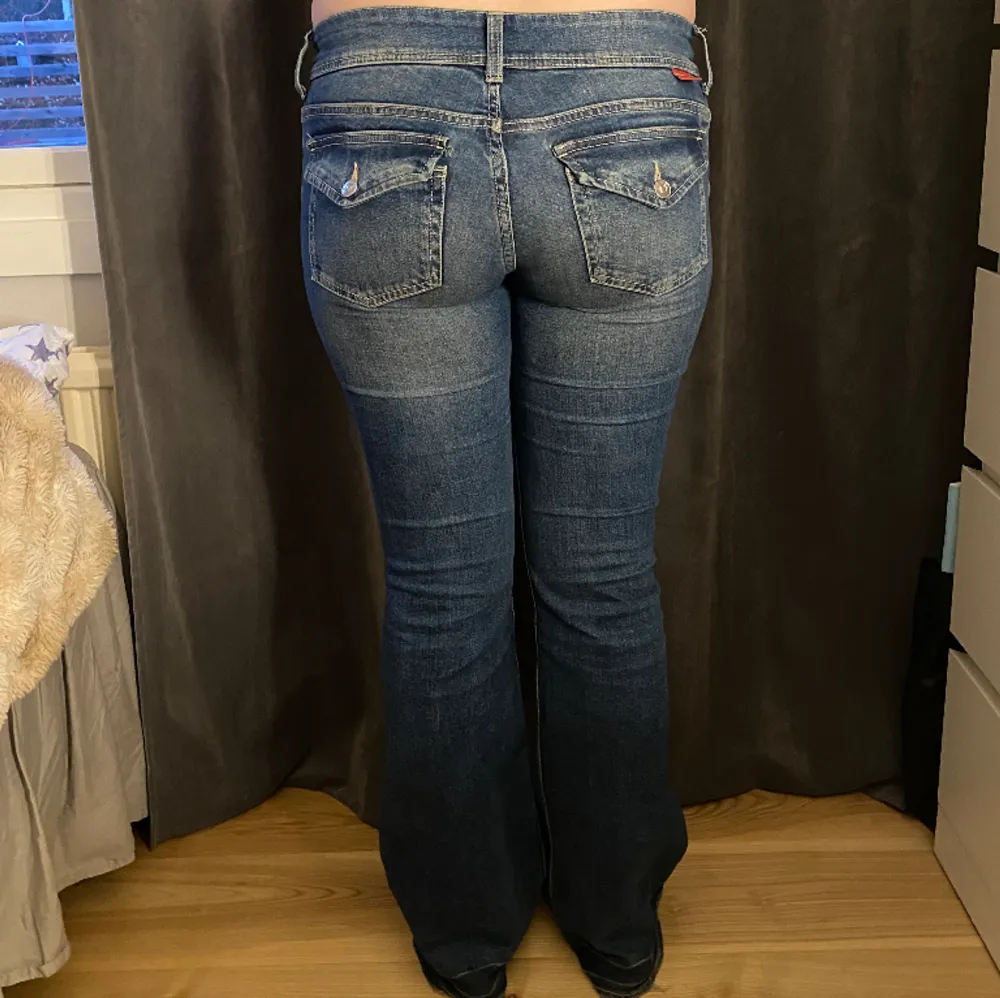 Blåa jeans i storlek 38 (midja 39 rakt över, innerbenslängd 84) dom är i bra skick. . Jeans & Byxor.