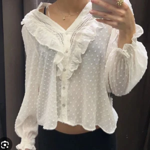 Blus Zara - Supersöt blus från Zara som aldrig är använd! 🩷 Frakten kostar 45 kr, tar endast betalningar via swish eftersom mitt bank-id inte fungerar i appen! 🩷 Lånad bild