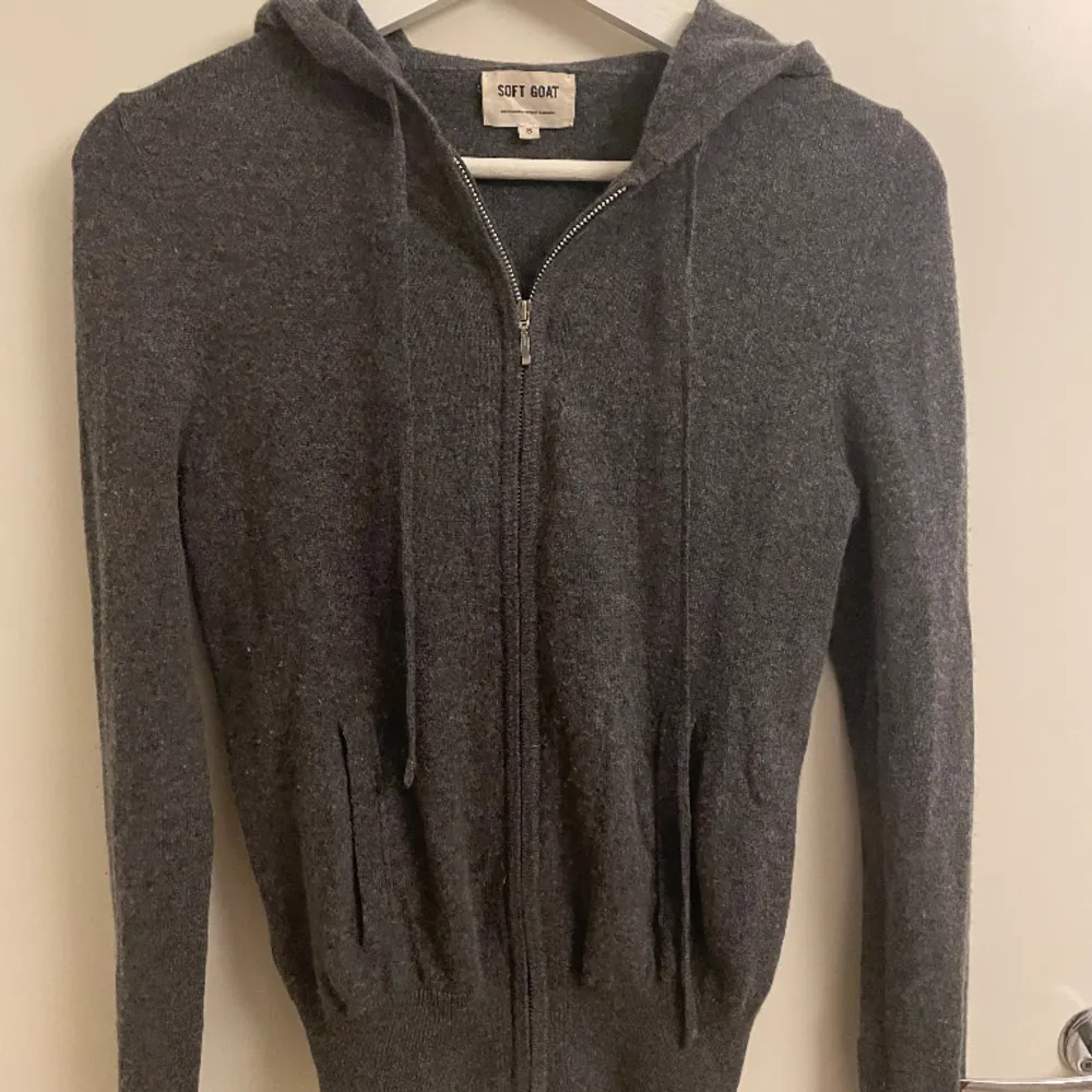 Säljs ej längre, nypris: 2500kr. Skick 8/10 Storlek: S (passar också xs) (litet hål som är igen sytt, men syns knappt eftersom det är på armbågen) 100% cashmere 😊. Hoodies.