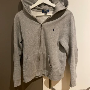 Polo Ralph Lauren Tröja  - Stilren tröja ifrån Polo Ralph Lauren | Fint skick, finns en skada (hör av er för bild) | Strl Xl kids/S | Pris 349 |