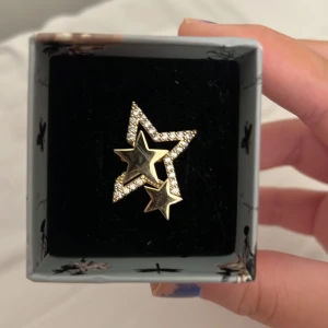 Ioaku ring  - Säljer denna fina limited edition ringen från Ioaku. Den är helt slutsåld. Som man ser på bilden har den en repa men förutom det är den som ny. Köpte för 600kr.