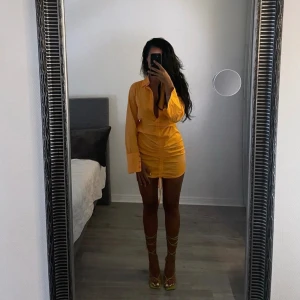 ASOS festklänning - Orange festklänning. Perfekt till sommarn när man har lite solbränna. Endast testad.