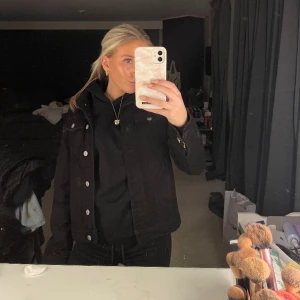 Svart Jeansjacka  - En svart jeansjacka som jag andvändning Max 5ggr. Superfint skick. 