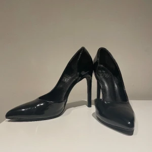 Pumps svart lack - Svarta pumps i storlek 37. Använda en kväll