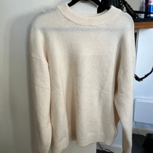 Stickad tröja  - Säljer på grund av att jag aldrig har använt den skriv för fler bilder💓köparen betalar för frakten 🩷