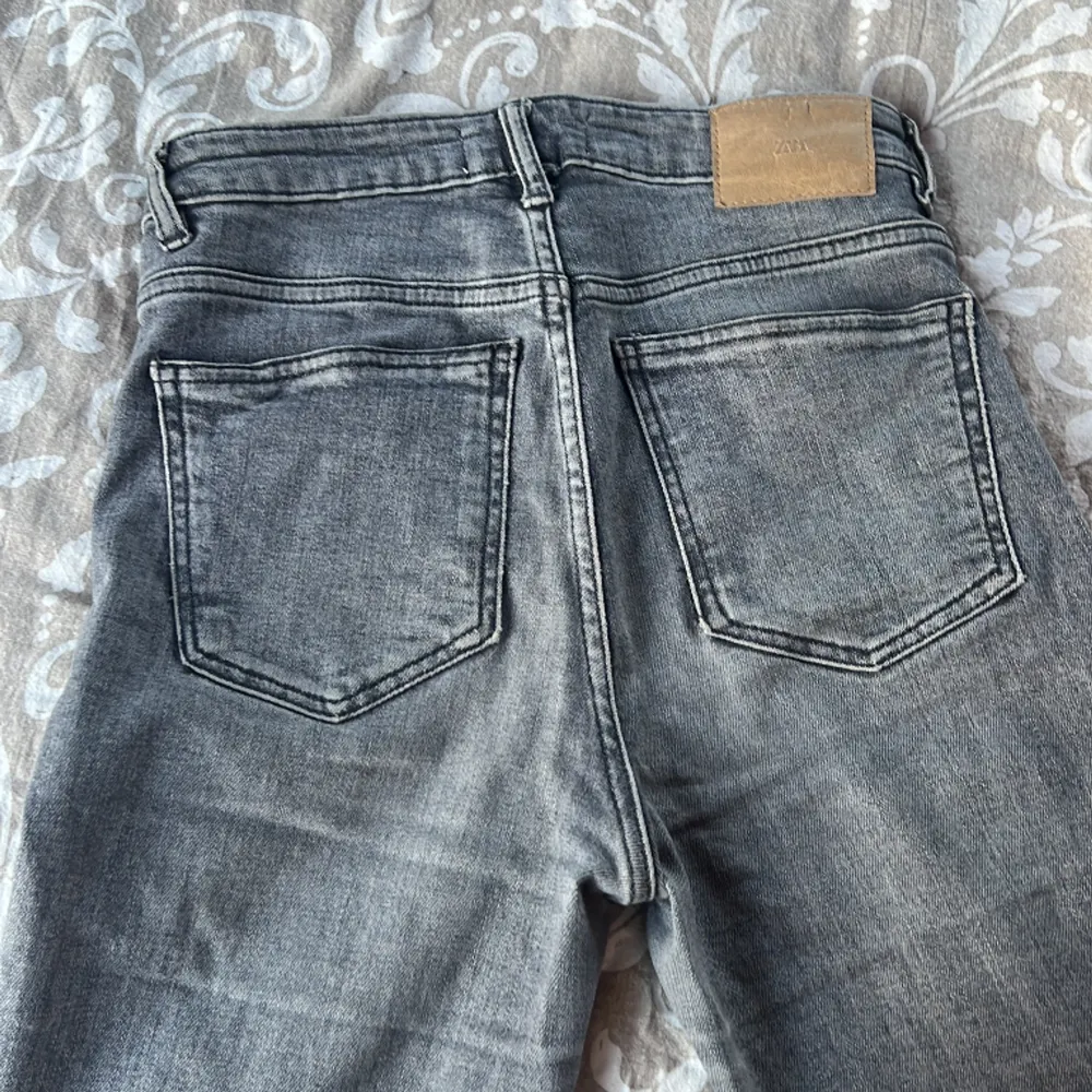Säljer dem populära grå jeansen ifrån zara med slits längst ner. Säljer det då dem blivit för små. Dem är i fint skick . Jeans & Byxor.