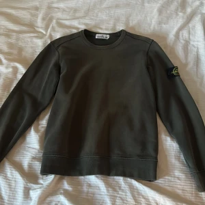 Mörkgrön Stone Island tröja - Säljer denna snygga Stone Island tröja i färgen mörkgrön och storlek S. Den är i 7/10 skick.