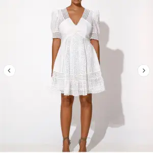 Säljer denna studentklänning från By Malina. Tar studenten i år och köpte denna får några mån sen men har nu köpt en ny klänning som jag ska ha istället, därför säljer jag denna. Helt slutsåld på hemsidan. Prislapp & galge kvar. Pris: 2599 på hemsida