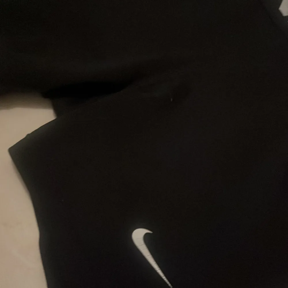  Säljer dessa Nike proträning shorts för att de kommer inte till användning längre  Bra skick❤️. Shorts.