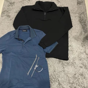 Skön bundle  - Ännu en skön bundle för 299 där du får med en svart halfzip, en Hugo boss piké i blå som passar nästan till allt och tre snygga armband som passar tilm vilken stil du än vill! Allt är i bra skick vid frågor hör av er ✔️