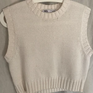 Zara topp - En supersöt stickad väst/topp från Zara. Sparsamt använd och finns inga defekter. Är kroppad och lite mindre i storleken! Pris går att diskutera. 