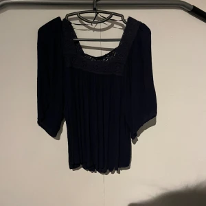 Topp - Topp i fint skick med spets 