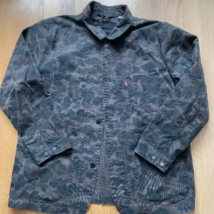 Hej! Säljer en riktigt najs camouflage jeansjacka från Levis. Finns i Stockholm och kan skickas! 