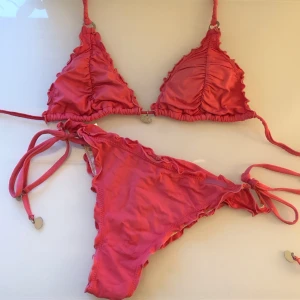 Panos Emporio bikini - Passar storlek s-m. Finns plats i överdelen om man vill lägga in inlägg.  Bikinin är använd. Kommer givetvis nytvättad.  Återkom vid frågor🌸☺️
