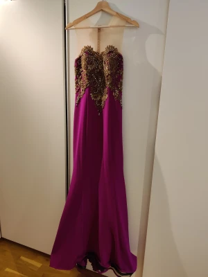 Festklänning  - Gör din entré oförglömlig med en elegant klänning.👗stl 34/36 