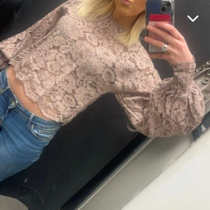 Blus - En spets blus i storlek S