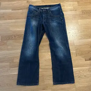  Jeans med bra fade, straightleg passform, står inget mått på dem men ungefär 31/31.                                               Midja: 41,5cm & Inseam: 72cm Billigare vid köp av flera plagg