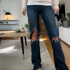 Skitsnygga jeans - Säljer dessa supersnygga jeans!❤️midje mått:38cm ytterbenslängd:105cm innerbenslängd:82 cm❤️Bra skick förutom slitningar längs ner❤️
