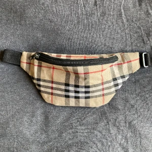 Burberry  - Burberry magväska. Helt ok skick (kolla bild nmr 3). Kontakta vid intresse.