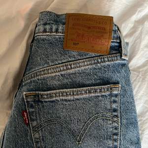 Jättefina 501 jeans från LEVI’S, använda endast en gång, skriv för mer bilder💗
