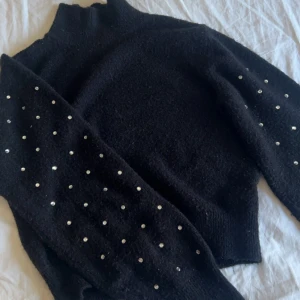 tröja med diamanter - jättefin tröja med diamanter på armarna som inte används, pris går att diskuteras 💞
