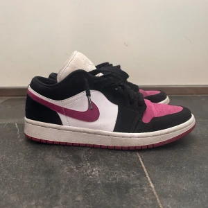 jordans - säljer då dom aldrig kommer till användning, har användts 3 gånger🩷 köpta på sellpy 