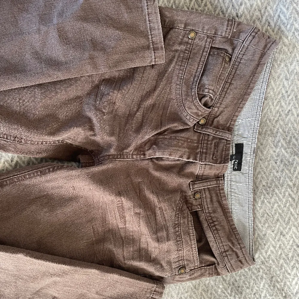 Så sjukt snygga bruna lågmidjade jeans😫tyvärr passar de inte mig så säljer dom nu!! Skulle säga att de passar en S/M 💕. Jeans & Byxor.