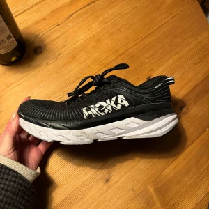 Hoka - bondi 7 - I fint men använt skick. 1,5 år gamla. Supersköna skor som pass till löpning och annan träning. Nypris: 1499kr