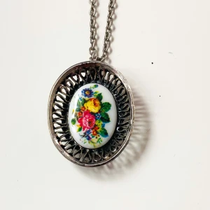 Vintage halsband  - Vackert vintage halsband med inramade blommor  Okänd metall 