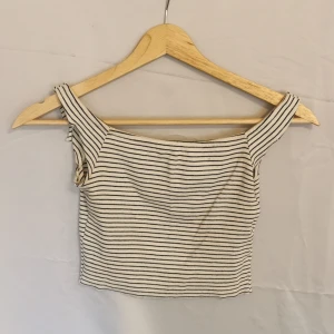 Randig topp - Randig topp fransk stil, lite boatneck. Ärmarna kan både vars off the shoulders och sitter bra på. 