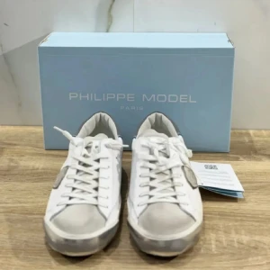 Phillipe Model Skor - Tja, säljer dessa riktigt feta Phillipe Models. De är sprillans nya och skicket är därför 10/10. De är storlek 41 men passar också 42.  Box, tags osv följer med.            Hör av er vid frågor och funderingar! 