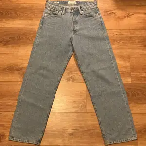 Hej 👋 Jag säljer mina ljusblåa jeans från Jack & Jones som är i modell Loose/Eddie. Jag säljer dessa eftersom jag helt enkelt köpt fel modell. Jag använde dom 2 enstaka gånger och dom har nu bara hängt så dom är i 10/10 skick. Pris kan diskuteras 👋