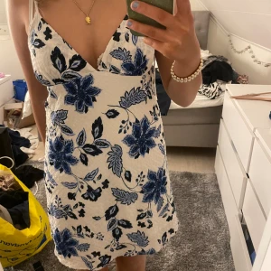 Blommig klänning  - Fin blå blommig klänning 