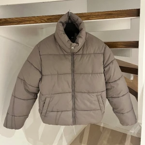 Lager 157 puffar jacket - En beige supersnygg puffar jacka som är köpt i lager 157. Aldrig använd, strl XS men passar även S. Skicka meddelande vid intresse/ fler bilder🤍