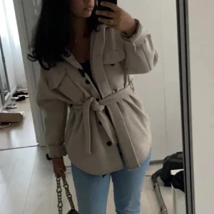 Kappa ( SVART ) - Helt ny med prislappen kvar. Jättefin kappa som ja säljer exkat i denna modelln fast i svart med skärp 