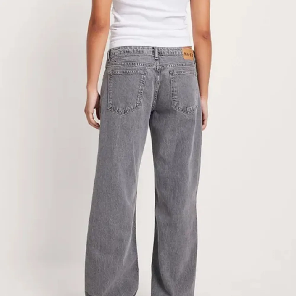 Jättesnygga low/mid waist jeans från NA-KD, oanvända med prislapp (nypris 699kr) Säljer för jag råkade köpa för stor storlek:) Färgen är mod blue💗. Jeans & Byxor.