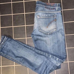 Dondup jeans - Tjenare, säljer ett par riktigt feta Dondup jeans i storleken 30 samt färgen ljusblå. Skick 9/10, sparsamt använda inga problem alls. Kom dm för fler bilder/frågor osv!🤝